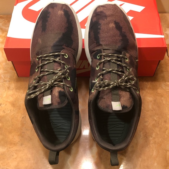 Nike Roshe Run Print Camo Khaki Unisex Sneakers - Picture 2 of 8